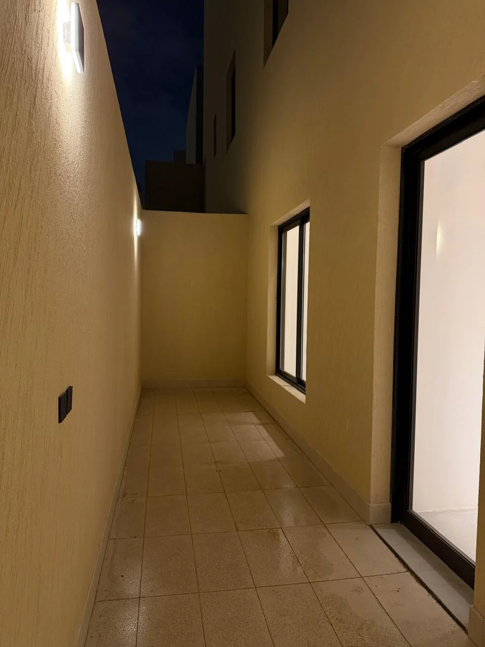 للبيع | أدوار سكنية في حي المعيزيله - الرياض